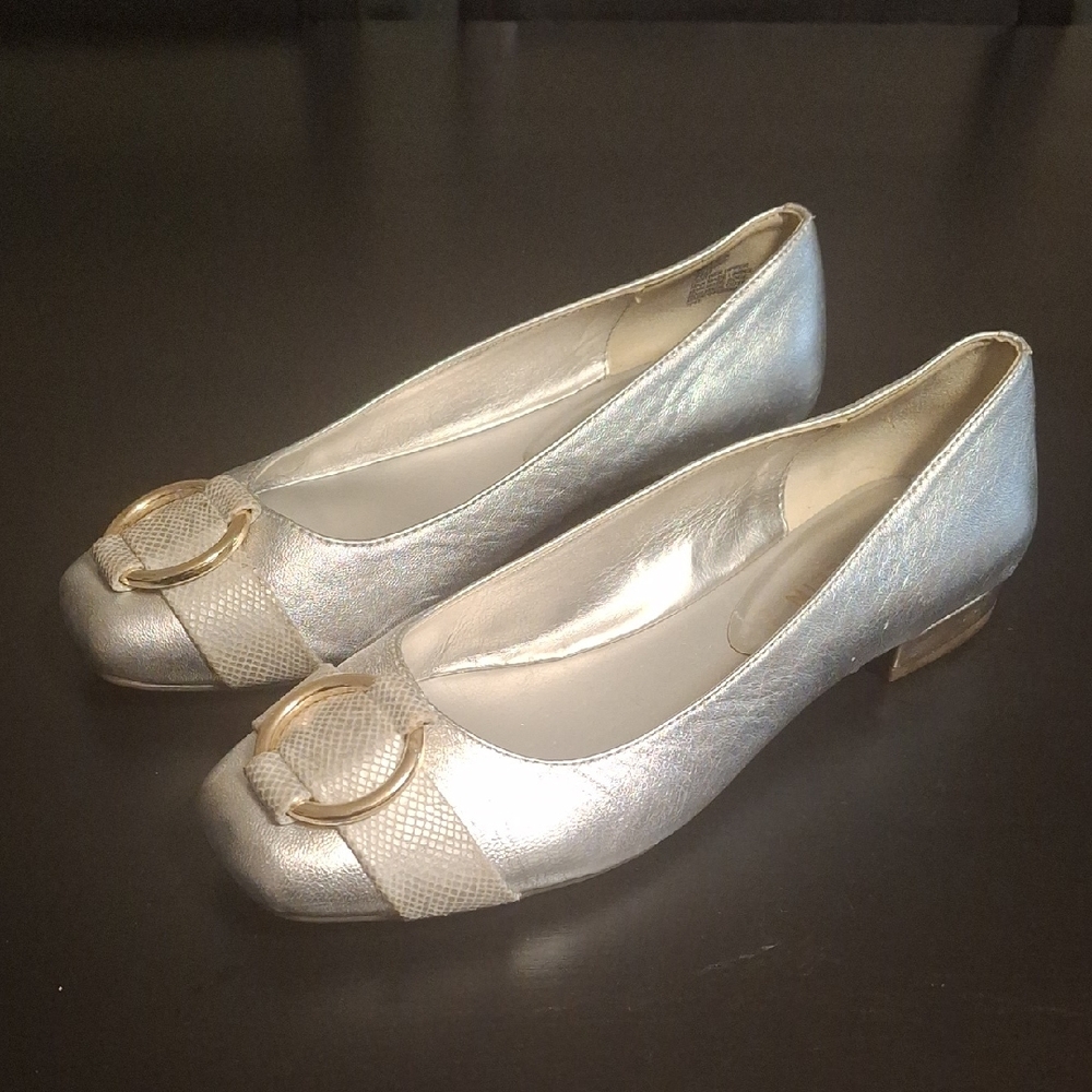 Anne Klein Silver Metallic Flats Shoes Size 7.5 Gold Buckle Comfort